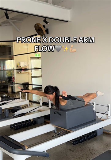 DOUBLE ARM FLOW BUT MAKE IT PRONE W/ LONGBOX🩶✨💪🏼 @Sixtwo Pilates and Yoga B💙/B^💙/BY💙💛 1. Bicep curls 2. Breaststroke 3. Shoulder press 4. Lift and lower 5. Lift and lower x arm extensions 6. Just arm extensions 7. Swimmers Note ex. 5-7: Thread arms through the long loops Outfit: @ALL WITH THE FLOW 🩶 Socks: @Gemini Store #reformerpilates#reformerpilatestion #pronework #reformerworkout #armday #pilatescommunity #pilates