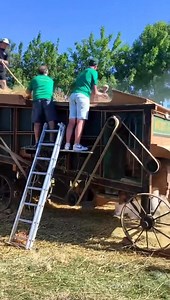 LA MOISSON À L'ANCIENNE... À l'occasion du rassemblement des vieilles mécaniques dans le village de Lux (Saône-et-Loire–Bourgogne-France). Bravo aux Vieux Pistons Chalonnais pour l'organisation, mais aussi au Musée charolais du machinisme agricole de Neuvy Grand Champ pour leur participation ! Un très grand merci à Benoît Moreau pour cette vidéo. | La Place du Village