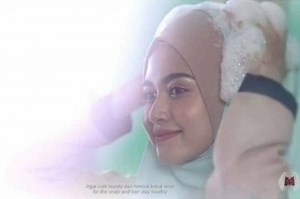Ups, Iklan Shampoo Ini Jadi Cacian Netizen Malaysia, Kamu Jangan Ketawa dan Nangis Lihat Aksi Sampoan Cewek Berhijab Ini Ya!