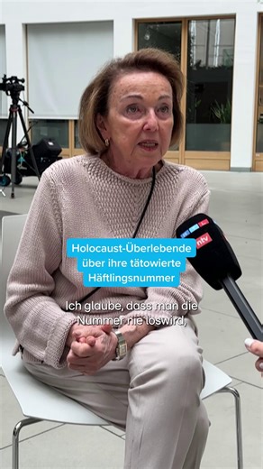 Holocaust-Überlebende Eva Umlauf spricht über ihre tätowierte Häflingsnummer aus dem Konzentrationslager Auschwitz. Sie appeliert im Interview mit RTL-Reporterin Luisa Wiewgorra an die Jugend, zur Europawahl zu gehen. | RTL Aktuell