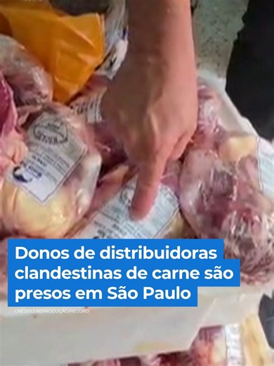 Dois homens foram presos suspeitos de vender carne imprópria para o consumo na zona leste de São Paulo. Segundo a polícia, os investigados mantinham três fábricas clandestinas na região, descobertas após denúncias de moradores sobre mau cheiro. De acordo com as investigações, a carne era de baixa qualidade, misturada com soja e recebia corantes artificiais para aparentar um produto adequado. O material era distribuído para pizzarias, esfiharias e restaurantes da zona sul da capital. Segundo info