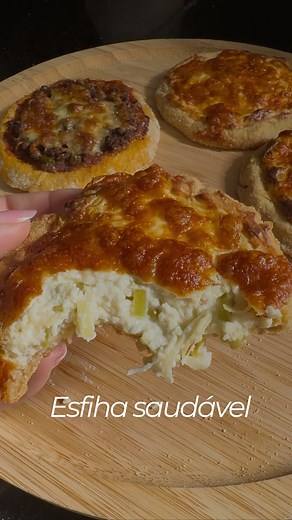 Fernanda Marques | sua Nutri e Psi on Instagram: "Amando essa sequência de #lanchessaudaveisprasuadieta. Essa esfiha é super versátil. Receita: - 300g de batata inglesa cozida e amassada em purê - 50g de farinha de aveia - temperos para a massa: sal, alho em pó e páprica doce - 5g de fubá ou milharina - recheios: patinho e molho de tomate com mussarela ralada e alho poró refogado com creme de ricota e mussarela Simplesmente incrível 👌🏼 Me conta se fizer e já envia pra quem vai comer com você!