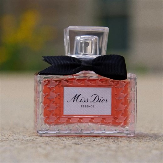 Discover Miss Dior Essence: an intense bouquet where jammy blackberry and sensual jasmine are deepened by smoked oakwood. | Sephora