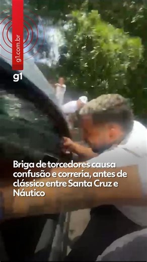 Uma briga entre torcedores provocou agressões e correria no entorno do Terminal Integrado do Barro, na Zona Oeste do Recife, e dentro da Estação Barro do metrô, no início da tarde deste domingo (25), horas antes do jogo entre Santa Cruz e Náutico pelo Campeonato Pernambucano. Imagens enviadas para a TV Globo mostram um grupo de torcedores chegando ao terminal pela rodovia BR-101, a pé e em motocicletas. Pela narração da pessoa que fez a filmagem, a briga envolveu a torcida de um terceiro time do
