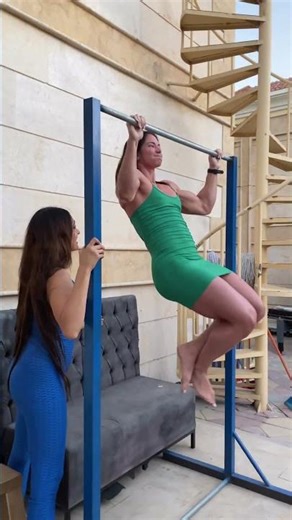 Incredible Strength! Muscular Woman Pull-ups in a Dress 💪