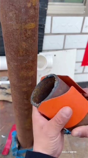 A grinding tool for marking and setting out straight pipe tees with saddle ends for round