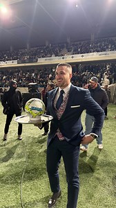 780K views · 6.2K reactions | He tenido el honor de poder ofrecer mis servicios elegante y profesional a esta señorita. ✨En el servir a los demás el permiso y la elegancia van cogidos de la mano.✨ . . . . #ventura #escuela #elegancia #maestro #restaurant #v | Venturas Cristian | Facebook