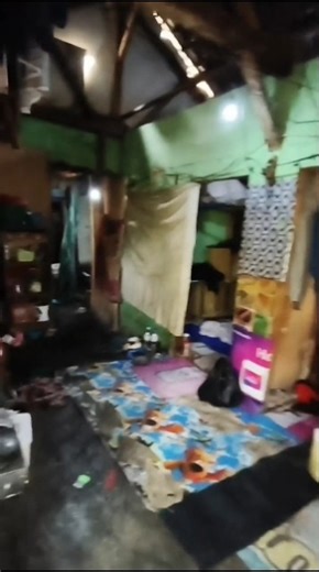 Sangat memprihatikan rumah bocor dan dinding bolong2. Ibu nya janda ngerongsok buat anak yg ODGJ