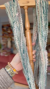 Now that the batt is blended, it’s time to turn it into a textured spiral plied art yarn ✨ In this video I’m spinning a soft, colourful single onto the first bobbin, filling it right up before moving on to the spiral ply. This is where the magic happens for me ☺️🙏🏻 watching my handspun single wrap around the core yarn, seeing the colours twist, curl and bend around each coil, and letting the texture build with every turn. It also gives those delicate merino singles a little extra strength, whi