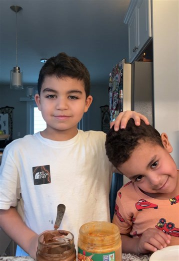 I needed to shower and they were hungry. We settled on a how to make your own sandwich video🤣 #vlog #howto #kidsoftiktok #snacktime