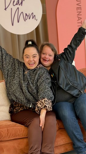 That feeling when you get to meet your role model and she’s the nicest person ever! 😍👇 Seeing @thelaurenpotter in @gleeofficial was so inspiring to me when I was growing up. I would watch her on tv and think to myself, “If she can do it, maybe I can too!” Representation really does matter so much! Love you Lauren!! Thanks for being a reminder of what people with disabilities are capable of and motivating me to follow my dreams ❤️ #rolemodel #starstruck #glee #gleecast #dearmomconference #goodv