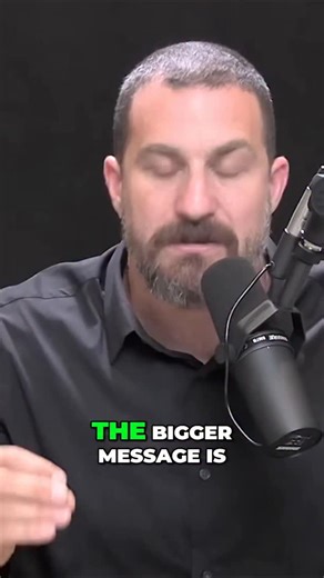 Studies show fermented foods and fiber both support gut health, but they work differently. A Stanford study found that fermented foods (6 servings/day) increased microbiome diversity and decreased 19 inflammatory markers in nearly everyone. Fiber (45g /day) enhanced the gut’s ability to break down carbohydrates and reduced harmful metabolites, but only worked well for people who already had good microbiome diversity. Study: PMID 34256014 If your gut is struggling, fermented foods are the faster