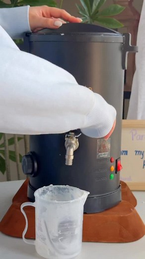 3.9K views · 125 reactions | Let’s make a perfect candle for Christmas  out peppermint candle #soycandles #candles #handmade #smallbusinessowner #candleaddict #christmas #craft #candleideas | Paradar | Facebook