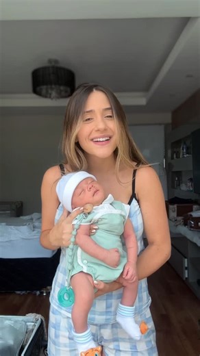 Emilly Rodrigues on Instagram: "Meu bebê reborn menino de Natal ❤️ Ele é muito real gente 🥹"