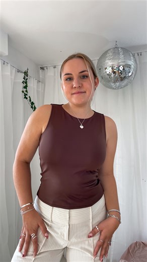 The Olivia top pattern 🥰✨ The pattern comes in sizes 34-56 and includes super detailed and illustrated instructions.🪡 The top itself is double layered (front & back) which makes it super easy to work with and looks extremely high quality! ( perfect for sewing beginners because you don’t have to fold over and sew down any cut-outs) As a result, the top is always opaque and provides good support 🫶🏼 #sewingproject #sewing #sewingpatterns #sewingclothes #sewingtutorial #beginnersewing #sewingins