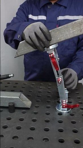 磁気吸着式伸縮アーム両端に磁気吸着パッドを装備しています。カムボルトは計 3 基搭載：基部に 1 基、伸縮アーム部に 2 基設置。スムーズに回転・角度調整が可能で、作業用途に合わせアームを最適な角度に
