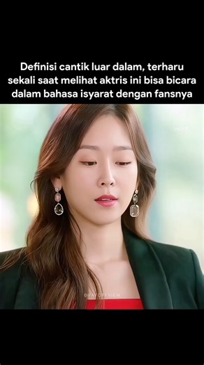 ENZIME ID on Instagram: "Aktrisnya cantik, adeknya juga cantik banget😭😭💜 Fyi, bahasa isyarat setiap negara itu beda2 yaa gaess, contohnya kalo di Amerika & Kanada itu pake ASL (American Sign Language), kalo di Jepang itu pake Nihon Shuwa, kalo di Korea itu pake KSDSL (Korean Standart Sign Language). Di Korea dikelompokin lagi, buat pemakaian bahasa tradisional itu disebut Su-Hwa (수화), yang kalo di huruf Mandarin itu berarti "Talking With Hands" (手話). Tapi, sekarang orang2 lebih banyak nyebutn