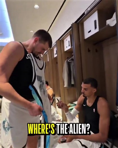 "Où est l'alien ? Je veux l'alien !" Jokic qui se fait dédicacer son maillot par Wemby 🤣 | Basket Infos