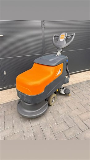 🧽 Taski Swingo 455 B BMS – professioneel gereviseerd & direct inzetbaar Voor wie snel, strak en efficiënt harde vloeren wil reinigen in klein tot middelgrote ruimtes. 🔧 Highlights • Schrobbreedte: 43 cm • Tanks: 22L schoon / 25L vuil • Capaciteit: 1.290 m²/u • Batterij werktijd: ca. 2 uur • BMS-systeem: voorkomt diepontlading optimaliseert laden • Occasion – op voorraad 💶 €1.695,- 🚚 Gratis verzending levering binnen 2 werkdagen 📩 Reageer of stuur een PB voor advies / beschikbaarheid! #Schut