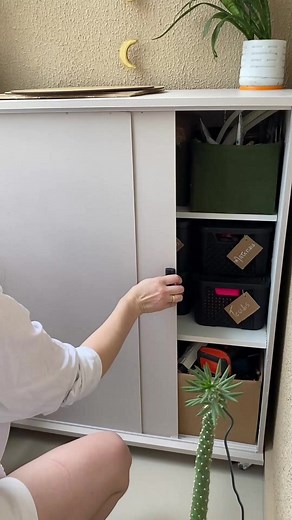 Fiz um armário multiuso para guardar materiais reaproveitando portas d...