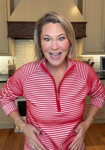 Looking for an easy holiday outfit? Throw this sweater on the jeans and you will look festive and feel comfortable 👏🏻 #sweater #stripesweater #momoutfit #sweaters #sweaterstyle
