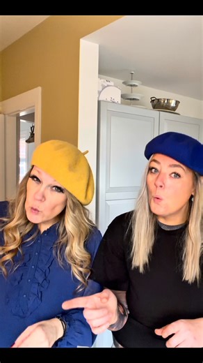 Egernklubben on Instagram: "Egernklubben elsker @hendederrosa og hendes sang skyklapper… Hvem har ikke brug for at tage skyklapper på, og drikke champagne? Vi prøvede det af, og blev forelsket med det samme👏🏻❤️🐿️ Egernklubbens hæder til hende der Rosa, fyldt med optur, smil, solskin og ikke mindst skyklapper🐿️ Kæmpe god weekend fra egernklubben"
