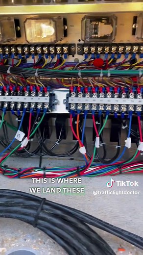 How A Traffic Light Gets Power Explained