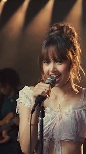💋在月光的照映下吻我💋 LISA 最新單曲〈Moonlit Floor〉推出現場表演版🌙 取樣Sixpence None the Richer 經典情歌〈Kiss Me），唱出深陷愛情無法自拔的魔力✨ 🌙 〈Moonlit Floor〉這裡聽>> http://smet.lnk.to/LISAMLF | Sony Music - 西洋粉絲團