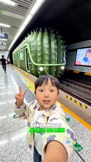 Trem de cacto atrás de mim! Bebi milk-shake de cacto 😱🌵🚇🥤”