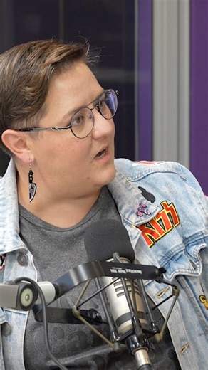 'n Splinternuwe JacPod-potgooi vir Pride-maand 🌈 Luister na 'Queer In Afrikaans' op jacarandafm.com, kliek op JacPod. #QueenInAfrikaans Regina Blaque | Jacaranda 94.2