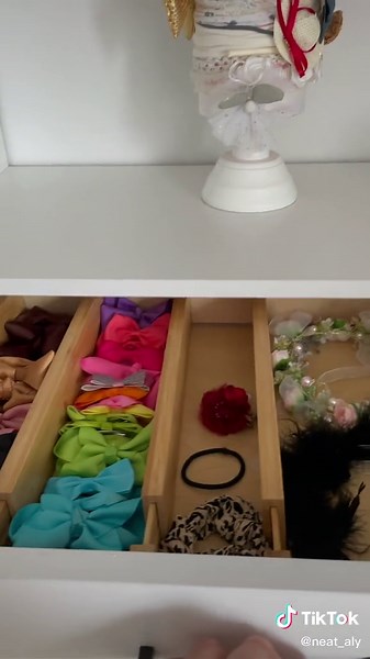 Little miss #closetsetup#organizedhome#acrylichangers#goldhangers#proorganizer#homesetup#cleantok#trending#trendingsongs#restock