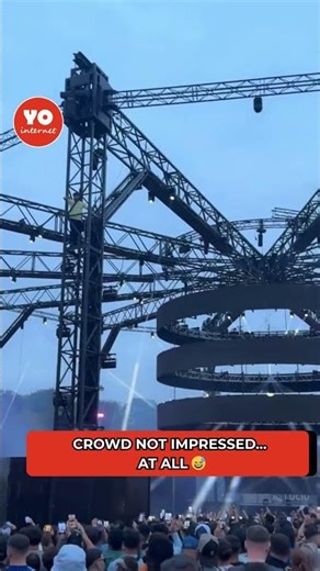 Festival Stage Crasher Gets Booed – Epic Crowd Reaction 😂🎤