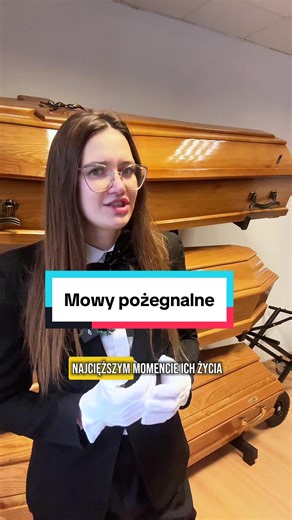 Ten film jest inny niż moje pozostałe Filmy. Jest o krótkich mowach pożegnalnych, które wprowadziłam, by mówić o człowieku. Pierwsza była trudna, bardzo osobista i daleka od perfekcji ale prawdziwa. Bo w tej pracy najważniejsze jest człowieczeństwo. Dziękuję Zakładowi Pogrzebowemu @Feniks Jasło z Jasła za inspirację, rozmowy i dzielenie się doświadczeniem bez niezdrowej rywalizacji, za to z myślą o tym, żeby branża mogła być lepsza. #PaniOdPogrzebów #GodnePożegnanie #Pożegnanie #MowaPożegnalna #