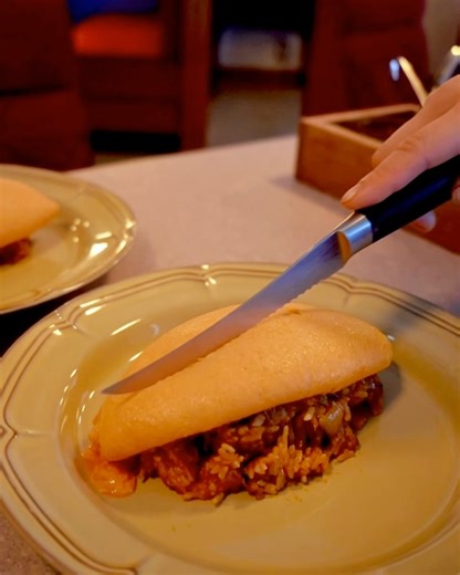 ＊ゆん＊ on Instagram: "オムライス専門店yellow表参道に伺いました⸜(๑⃙⃘'ᵕ'๑⃙⃘)⸝⋆︎* 10月30日にグランドオープン٩(๑˃̵ᴗ˂̵๑)۶♡ 特別プレオープンへご招待頂いたので、ご紹介するよ〜꒰◍︎⍢︎◍︎꒱۶⭐︎ 頂いたのは、 ・ダブルチーズハンバーグオムライス ¥2,396 ・飲めるフレンチトースト ¥1,298 ・いちごみるくフロート ¥869 ・メロンクリームソーダ ¥759 (税込価格) オムレツを目の前で“ぱっかーん”してくださいます(⑉︎• •⑉︎)♡︎！！ とろとろの中身がお目見え( ⸝⸝⸝⁼̴́◡︎⁼̴̀⸝⸝⸝)♡ そこに特製チーズを中に閉じ込めた黒毛和牛100%のジューシーハンバーグをどん！！ さらに仕上げに自家製デミグラスとカマンベールソースをたっぷり掛けてくださる〜〜( › ·̮ ‹ )✧︎*。 オムライスに使用するのは「マキシマム濃い卵」！！ 濃厚な卵の旨みを楽しめます( ˶ˆ꒳ˆ˵ )♡ デミグラスソースは深みがあり、そしてチーズソースはまろやかにしてくれて美味しい⸜( ´ ꒳ ` )⸝♡︎ いちごみるくフロートにはうさぎち