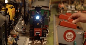 VIDEO: Dvě lákadla na jednom místě: Kastelán na zámku v Trmicích zaplnil komnaty modely železnic