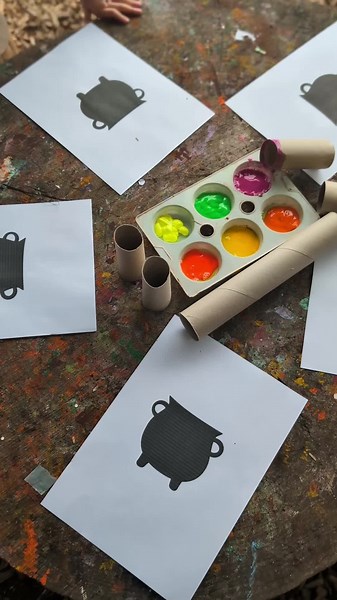 Cauldron bubble painting 🫧🎨 #mudventures #outdoorstayandplay #sensoryplay #halloween #halloweenactivities #crafts #easycrafts #fyp #foryoupage❤️ #earlyyears