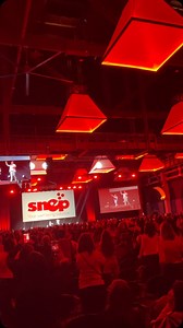 1.3K views | Un moment de neuitat! Aproape 3.000 de oameni într-o sală, toți în picioare, cântând și strigând cu pasiune. Îmi iubesc compania, echipa și tot ce fac din toată inima mea! Această activitate m-a împlinit într-un mod pe care nu l-am mai simțit nicăieri altundeva. #Energie #Iubire #Snap #Împlinire #AfacereaMea | Alecu Lorena | Facebook