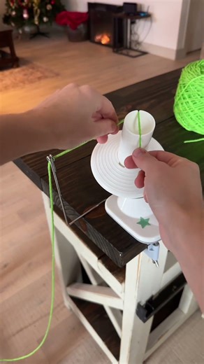 How to use a basic yarn winder 💚 #yarnwinder #tutorial #crochet #yarncake #howto