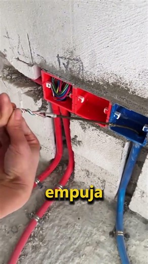 Así es como realmente instala el cableado y hace los trabajos eléctricos en su casa