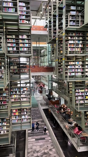 📍 Biblioteca Vasconcelos This stunning “mega library” has been a top destination on my bucket list for a while and I can’t believe I actually got to see it in person. The library is dedicated to the Mexican philosopher and intellectual José Vasconcelos. He was also the president of the National Library of Mexico in the early 20th century. Designed by architect Alberto Kalach, the building houses over 600,000 books - although there is an expansion plan in the works for it to be able to accommoda