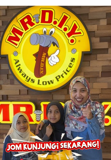 #stitch @khal⋱ɜ: Nak prepare barang sekolah anak anak biasanya i suka pergi 1 tempat and boleh beli banyak jenis barang sebab biasala kalau bawak anak shopping sekali ni mesti macam macam ragam. This year i dapat tau MR.DIY & MR.DOLLAR ada buat kempen Back to School. Apa lagi cepat cepat kitorang singgah. Cawangan memang ada a few di kawasan rumah kami so memang senang nak parking & dekat. Alhamdulillah awal awal kami dah settlekan kasut sekolah, Badge Lencana Jalur Gemilang, Socks & Alat tulis.