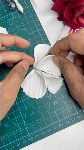 How To Make Fondant Flowers 🌺 with Easy tricks ‪@fondantcakes9292‬ #shortvideo #cake