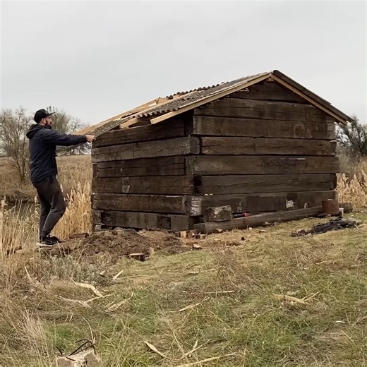 112K views · 1.8K reactions | Building of the fisherman’s hut is in full swing | Fishing Camp - Part 2 Cre:@botanik6140 #bushcraft #survival #shelter #dugout #shelter | Garden Mind | Facebook