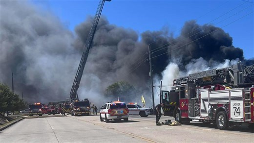 Large fire breaks out at commercial building in Spring
