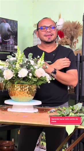 ✨💐 ¡Vení, te voy a enseñar a crear un centro de mesa elegante y lleno de estilo! 💐✨ Hoy trabajaremos con una combinación espectacular: 🌹 rosas, 🌸 claveles, 🌿 follajes verdes, 🤍 aster blanco y 🌼 dragones blancos, todo sobre una base dorada ✨ que le dará ese toque sofisticado y brillante que roba miradas 😍 Paso a paso vas a descubrir cómo lograr un diseño armonioso, delicado y perfecto para cualquier evento especial 💫 🎥 Dale play y aprendé conmigo a transformar flores en arte 💐✨ 💬 Cont