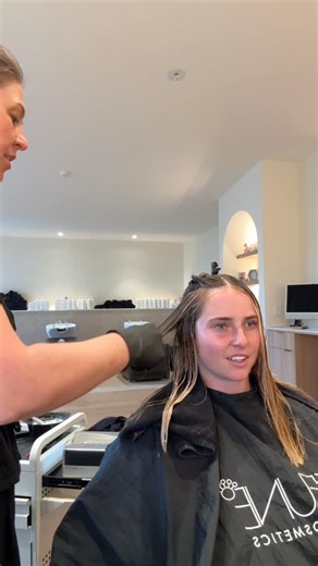 BALNARRING HAIRDRESSER | COLOUR | CUT | STYLE on Instagram: "Wet balayage to brighten ends gently and controlled 🖌️. This is an add on service one wanting to brighten already light ends that is way more gentle. BOOK a consult to find out more or send us a DM. 😌 Using quality products @keuneanz and @k18hair_australia"