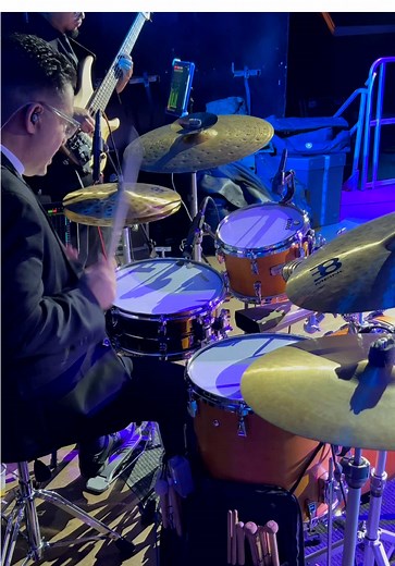 I didn’t plan the solo… but my sticks had other plans! 🥁 You can’t fake that adrenaline 🥵 . . . . . SETUP: Cymbals All MEINL. 15” Pure Alloy Extra Hammered Hats 6” Byzance Traditional Splash 19” Byzance Foundry Reserve Crash 22” Byzance Traditional Extra Hammered Ride 12” Classics Custom Dark Trash Stack 18” Byzance Jazz Thin Crash Drums Yamaha Absolute Hybrid Maple Vintage Natural 10x7 RT 14x13 FT 20x16 KD Snare Drum 14x5.5” Yamaha Dave Weckl Signature 30th Anniversary Black Nickel Brass Perc