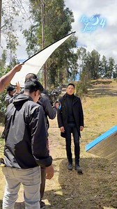 ✨🎶”Amor de niñez” suena diferente cuando se canta entre paisajes que te quitan el aliento.😍 Hoy te mostramos el #detrásdecámaras de esta escena mágica grabada en Ayacucho.💫 ¡Cántala con nosotros!🫶🏼🩵 #LuzDeLuna4 #AmorDeNiñez #Ayacucho | Del Barrio