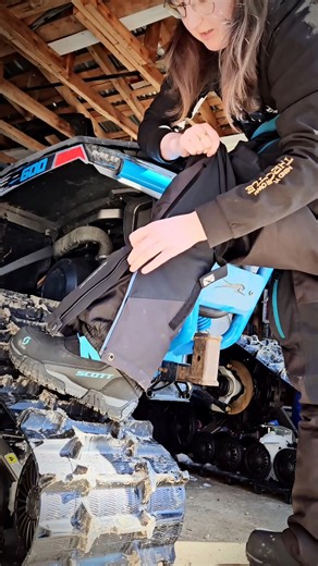 4.3K views · 11 reactions | Myriam a pu essayer le casque Titan et l'ensemble une pièce signés CKX Tu veux en savoir plus? Elle te décrit tout ça dans ses articles! https://chicksandmachines.com/motoneige/essai-de-lensemble-yukon-de-ckx/ https://chicksandmachines.com/motoneige/casque-titan-carbone-ckx/ Myriam Francoeur Kimpex | Chicks And Machines | Facebook