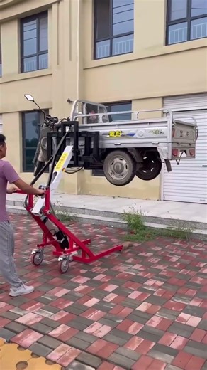 NO WAY This MINI FORKLIFT is THIS HELPFUL… I’m OBSESSED 😍🚜